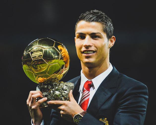 被问是否会下课，罗马尼亚主帅大怒：别问我这个问题！（被追问帅位去留，罗马尼亚主帅震怒：这个问题别再提！）